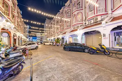 a row of motorcycles parked on a city street at Queen On Street Guest House in Ban Lo Long
