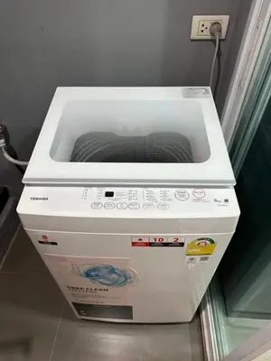 a microwave oven sitting on top of a appliance at Phuket'in Merkezinde Havuzlu ve Lüks Rezidans in Phuket Town