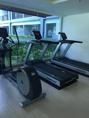 a gym with two treadmills and a treadmill at Phuket'in Merkezinde Havuzlu ve Lüks Rezidans in Phuket Town