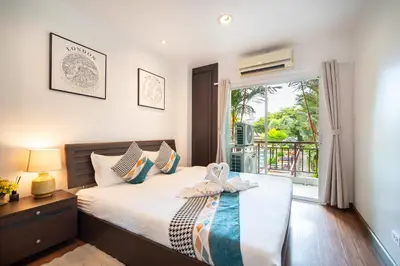 a bedroom with a bed and a large window at \u82ad\u4e1c 19243 \u4e24\u5367\u6cf3\u6c60\u516c\u5bd3 \u8fd1Bangla \u73ed\u8d5e\u591c\u5e02 \u6c5f\u897f\u51b7\u8d2d\u7269\u5546\u573a in Patong Beach
