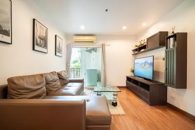 a living room with a couch and a television at \u82ad\u4e1c 19243 \u4e24\u5367\u6cf3\u6c60\u516c\u5bd3 \u8fd1Bangla \u73ed\u8d5e\u591c\u5e02 \u6c5f\u897f\u51b7\u8d2d\u7269\u5546\u573a in Patong Beach
