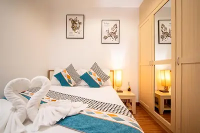 a bedroom with a bed with two swans on it at \u82ad\u4e1c 19243 \u4e24\u5367\u6cf3\u6c60\u516c\u5bd3 \u8fd1Bangla \u73ed\u8d5e\u591c\u5e02 \u6c5f\u897f\u51b7\u8d2d\u7269\u5546\u573a in Patong Beach