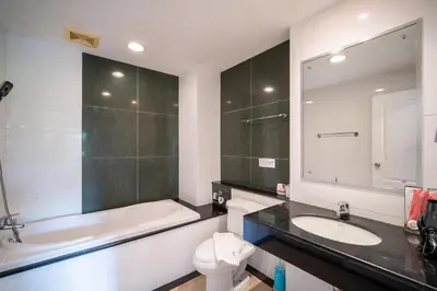a bathroom with a tub and a toilet and a sink at \u82ad\u4e1c 19243 \u4e24\u5367\u6cf3\u6c60\u516c\u5bd3 \u8fd1Bangla \u73ed\u8d5e\u591c\u5e02 \u6c5f\u897f\u51b7\u8d2d\u7269\u5546\u573a in Patong Beach