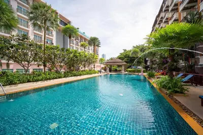 a swimming pool in a resort with palm trees at \u82ad\u4e1c 19243 \u4e24\u5367\u6cf3\u6c60\u516c\u5bd3 \u8fd1Bangla \u73ed\u8d5e\u591c\u5e02 \u6c5f\u897f\u51b7\u8d2d\u7269\u5546\u573a in Patong Beach