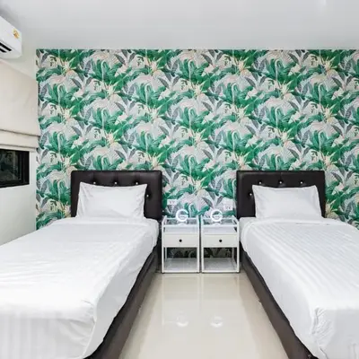 Songbird Suites - Deluxe Twin Suite and Scooter