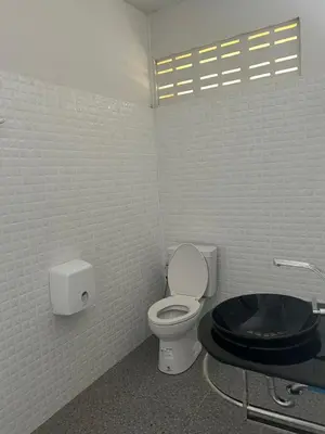 a bathroom with a toilet with a black seat at Koh Yao Yai Resort Ta & Yai ที่พักเกาะยาวใหญ่ตากับยายรีสอร์ท in Ban Lo Pa Ret