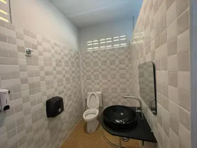a bathroom with a toilet with a black seat at Koh Yao Yai Resort Ta & Yai ที่พักเกาะยาวใหญ่ตากับยายรีสอร์ท in Ban Lo Pa Ret