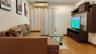 a living room with a couch and a flat screen tv at \u82ad\u4e1c43\u5e02\u4e2d\u5fc3\u6cf3\u6c60\u666f\u4e24\u5367\u5ba4\u516c\u5bd3\u8fd1\u73ed\u8d5e\u6c5f\u897f\u51b7\u9152\u5427\u8857 in Patong Beach