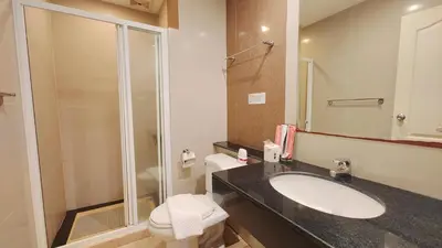 a bathroom with a toilet and a sink and a shower at \u82ad\u4e1c43\u5e02\u4e2d\u5fc3\u6cf3\u6c60\u666f\u4e24\u5367\u5ba4\u516c\u5bd3\u8fd1\u73ed\u8d5e\u6c5f\u897f\u51b7\u9152\u5427\u8857 in Patong Beach