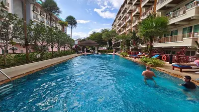 two people in a swimming pool in a hotel at \u82ad\u4e1c43\u5e02\u4e2d\u5fc3\u6cf3\u6c60\u666f\u4e24\u5367\u5ba4\u516c\u5bd3\u8fd1\u73ed\u8d5e\u6c5f\u897f\u51b7\u9152\u5427\u8857 in Patong Beach