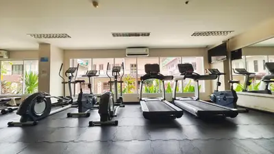 a gym with several treadmills and cardio machines at \u82ad\u4e1c43\u5e02\u4e2d\u5fc3\u6cf3\u6c60\u666f\u4e24\u5367\u5ba4\u516c\u5bd3\u8fd1\u73ed\u8d5e\u6c5f\u897f\u51b7\u9152\u5427\u8857 in Patong Beach