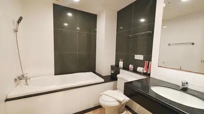 a bathroom with a tub and a toilet and a sink at \u82ad\u4e1c43\u5e02\u4e2d\u5fc3\u6cf3\u6c60\u666f\u4e24\u5367\u5ba4\u516c\u5bd3\u8fd1\u73ed\u8d5e\u6c5f\u897f\u51b7\u9152\u5427\u8857 in Patong Beach