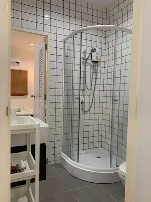 a bathroom with a shower and a sink and a toilet at \u65e5\u5f0f\u5c0f\u9547\u522b\u5885 in Phuket