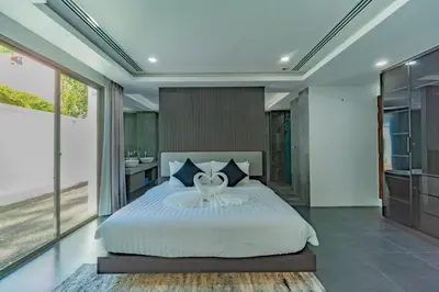 a bedroom with a large white bed and a bathroom at Luxury Seaview Villa 6BR - Villa Shine in Ban Saiyuan (1)