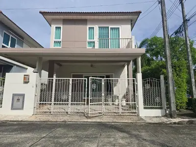 a white house with a gate in front of it at MB Home in Ban Bang Khu