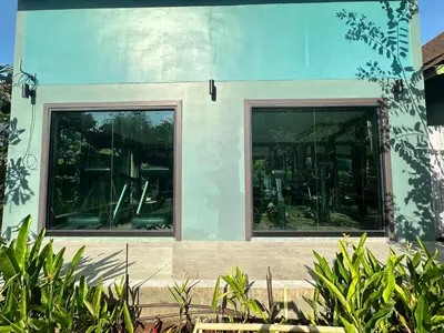 a house with two windows on the side of it at โรงแรมชาวเกาะพีพี Chaokoh Phi Phi Island in Phi Phi Don