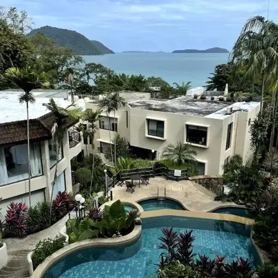 3-bed house with Private beach