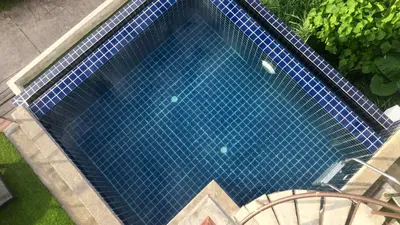 an overhead view of a swimming pool with blue tiles at Villa Loma 3 Chambres in Patong Beach