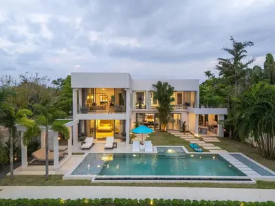an exterior view of a house with a swimming pool at \u62c9\u53e4\u5a1c\u9ad8\u5c14\u592b\u4ff1\u4e50\u90e8\u522b\u5885 in Ban Nong Chaeng