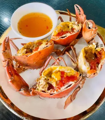 a plate of food with crabs and a bowl of soup at \u62c9\u53e4\u5a1c\u9ad8\u5c14\u592b\u4ff1\u4e50\u90e8\u522b\u5885 in Ban Nong Chaeng