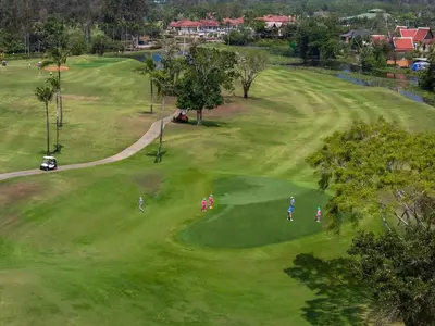 a group of people playing on a golf course at \u62c9\u53e4\u5a1c\u9ad8\u5c14\u592b\u4ff1\u4e50\u90e8\u522b\u5885 in Ban Nong Chaeng