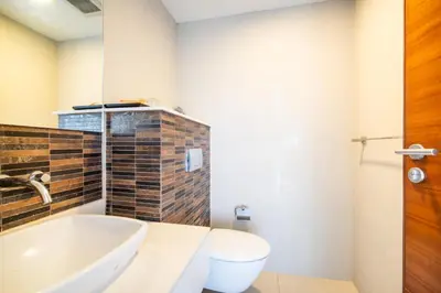 a bathroom with a white tub and a toilet at \u5361\u9a6c\u62c9\u6d77\u6ee9\u4e00\u7ebf\u6d77\u666f6\u5367\u522b\u5885 \u5df4\u4e1c\u9152\u5427\u885710\u5206\u949f\u5230\u8fbe\u76f4\u901a\u6d77\u6ee9\u5bb6\u6d77\u666fspa\u6f02\u6d6e\u8336 in Phuket Town