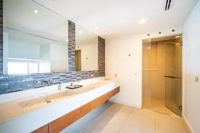 a bathroom with a sink and a mirror at \u5361\u9a6c\u62c9\u6d77\u6ee9\u4e00\u7ebf\u6d77\u666f6\u5367\u522b\u5885 \u5df4\u4e1c\u9152\u5427\u885710\u5206\u949f\u5230\u8fbe\u76f4\u901a\u6d77\u6ee9\u5bb6\u6d77\u666fspa\u6f02\u6d6e\u8336 in Phuket Town