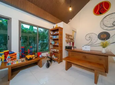 a room with a desk and a clock on the wall at \u666e\u5409\u5c9bYona\u8c6a\u534e\u578b\u56db\u5367\u6cf3\u6c60\u522b\u58851\u53f7 in Ban Bang La