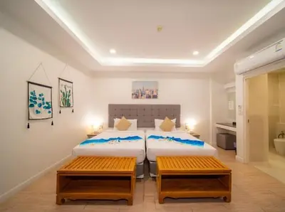 a bedroom with two beds and two benches at \u666e\u5409\u5c9bYona\u8c6a\u534e\u578b\u56db\u5367\u6cf3\u6c60\u522b\u58851\u53f7 in Ban Bang La