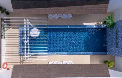 a swimming pool in a building with a pool at \u666e\u5409\u5c9bYona\u8c6a\u534e\u578b\u56db\u5367\u6cf3\u6c60\u522b\u58851\u53f7 in Ban Bang La