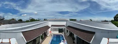 a building with a swimming pool next to a resort at \u666e\u5409\u5c9bYona\u8c6a\u534e\u578b\u56db\u5367\u6cf3\u6c60\u522b\u58851\u53f7 in Ban Bang La