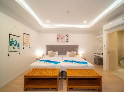 a bedroom with two beds and two benches at \u6cf0\u56fd\u666e\u5409\u5c9bYona\u6d77\u8fb9\u56db\u5367\u5ba43\u53f7 in Ban Bang La