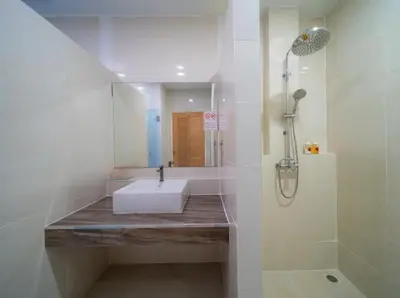 a white bathroom with a sink and a shower at \u6cf0\u56fd\u666e\u5409\u5c9bYona\u6d77\u8fb9\u56db\u5367\u5ba43\u53f7 in Ban Bang La
