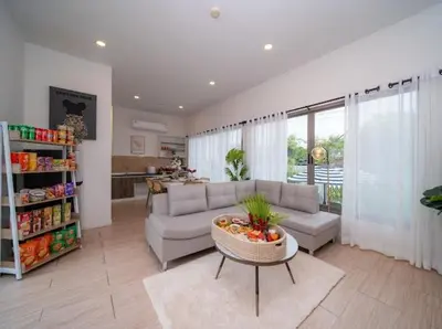 a living room with a couch and a table at \u6cf0\u56fd\u666e\u5409\u5c9bYona\u6d77\u8fb9\u56db\u5367\u5ba43\u53f7 in Ban Bang La
