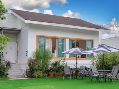 a house with a table and chairs and umbrellas at \u6cf0\u56fd\u666e\u5409\u5c9bYona\u8c6a\u534e\u6d77\u8fb9\u56db\u5367\u5ba44\u53f7 in Ban Bang La