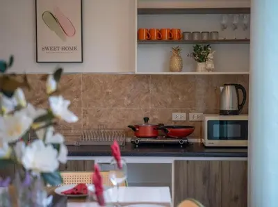 a kitchen with a stove and a microwave at \u6cf0\u56fd\u666e\u5409\u5c9bYona\u8c6a\u534e\u6d77\u8fb9\u56db\u5367\u5ba44\u53f7 in Ban Bang La