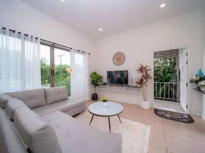 a living room with a couch and a table at \u6cf0\u56fd\u666e\u5409\u5c9bYona\u8c6a\u534e\u6d77\u8fb9\u56db\u5367\u5ba44\u53f7 in Ban Bang La