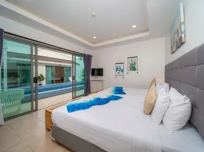 a bedroom with a large bed and a large window at \u6cf0\u56fd\u666e\u5409\u5c9bYona\u8c6a\u534e\u6d77\u8fb9\u56db\u5367\u5ba44\u53f7 in Ban Bang La