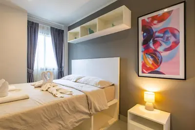 a bedroom with a bed and a painting on the wall at Modern Condo - 1BR T1-201 in Ban Klang