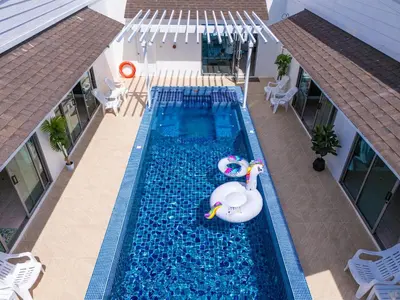 an overhead view of a swimming pool with a swan in it at 3Elegant 4BR Villa with Pool in Ban Bang La