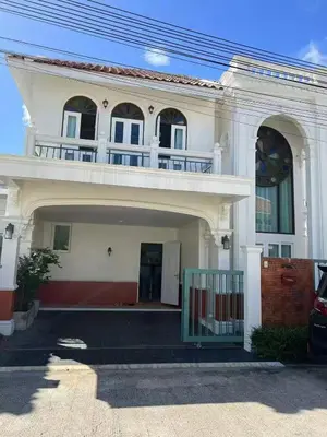 a white house with a gate in front of it at Supicha86 Sino ko kaeo Modern Private 3BR 3BA Villa in Ban Bang Khu