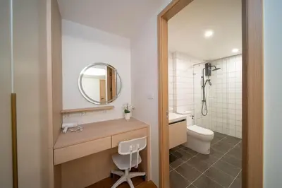 a bathroom with a sink and a toilet and a mirror at \u5168\u65b0\u73b0\u4ee3\u98ce\u683c \u9b45\u529b\u6cf3\u6c60\u516c\u5bd3 in Kamala Beach