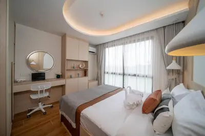 a bedroom with a bed and a desk and a mirror at \u5168\u65b0\u4e8c\u5367\u516c\u5bd3\u73b0\u4ee3\u98ce\u683c in Phuket Town