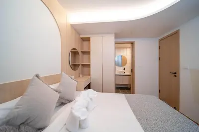 a bedroom with a large bed with white pillows at \u5168\u65b0\u4e8c\u5367\u516c\u5bd3\u73b0\u4ee3\u98ce\u683c in Phuket Town