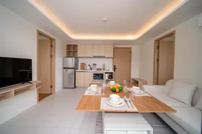 a living room with a table and a couch at \u5168\u65b0\u4e8c\u5367\u516c\u5bd3\u73b0\u4ee3\u98ce\u683c in Phuket Town