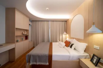 a bedroom with a large bed with white sheets and pillows at \u5168\u65b0\u4e8c\u5367\u516c\u5bd3\u73b0\u4ee3\u98ce\u683c in Phuket Town