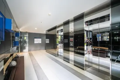 a large building with glass walls and a hallway at \u82ad\u4e1c\u6d77\u6ee9THEDECK166\u7cbe\u88c5\u516c\u5bd3\u9152\u5427\u8857Jungceylon10\u5206\u949f in Patong Beach
