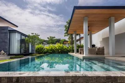 an infinity pool in the backyard of a villa at Botanica Foresta B10 in Ban Nong Chaeng