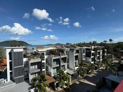 an aerial view of a resort with palm trees and the ocean at Villa Sa in Ban Saiyuan (1)