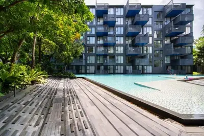 a swimming pool in front of a building at \u8d85\u4fbf\u5229 199\u53f7\u82ad\u4e1c\u6d77\u6ee9\u7cbe\u88c5\u516c\u5bd3 5\u5206\u949f\u5230\u6d77\u6ee910\u5206\u949f\u5230\u9152\u5427\u8857 in Patong Beach